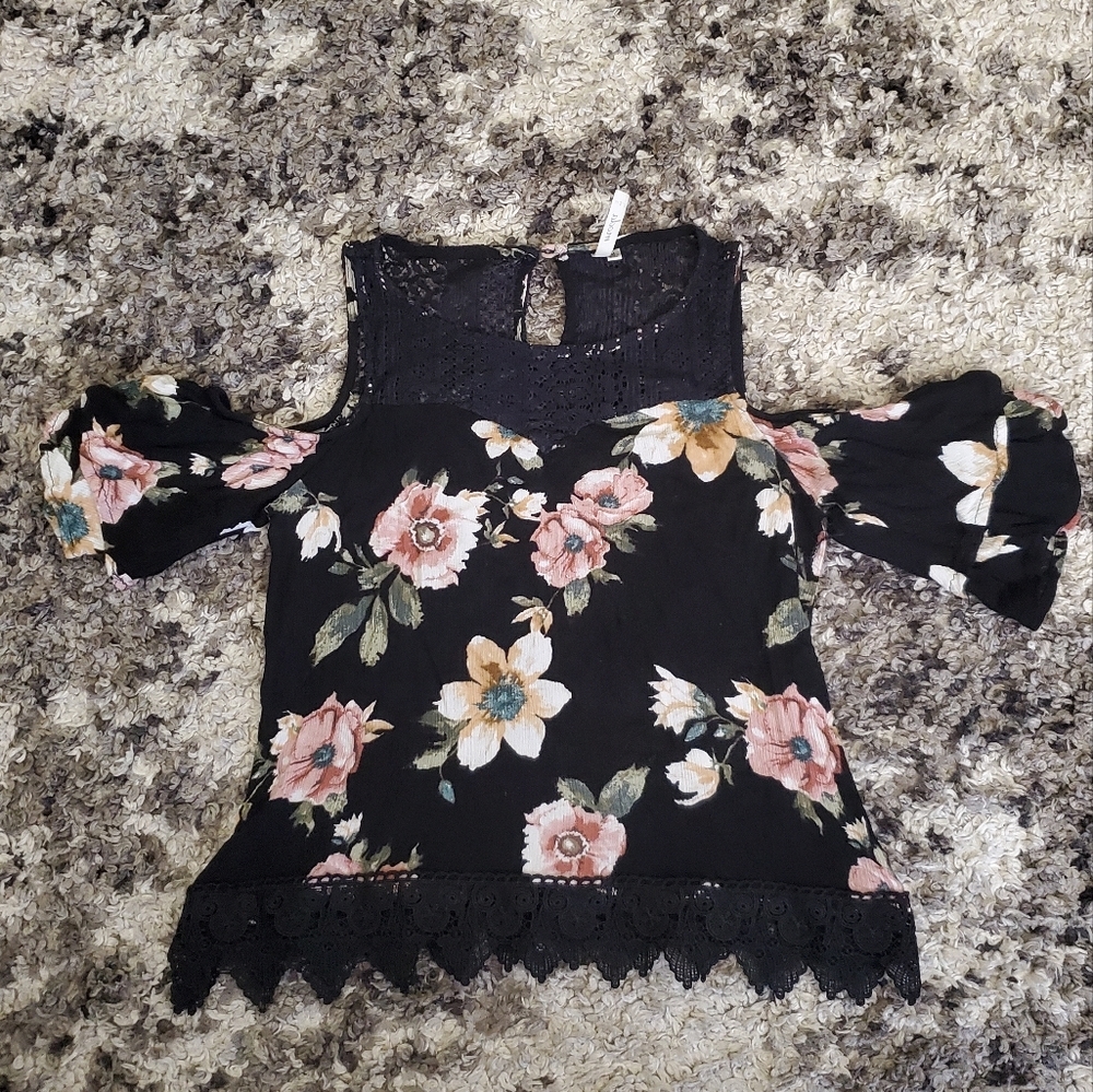 Beautiful Peek-a-Boo Shoulder Floral Top